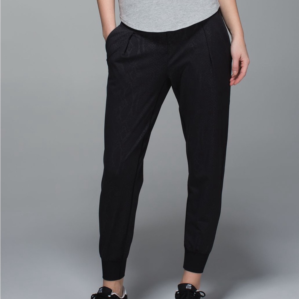 Lululemon Yoga Party Pant Joggers in Desert Snake Embossed Black Size 6